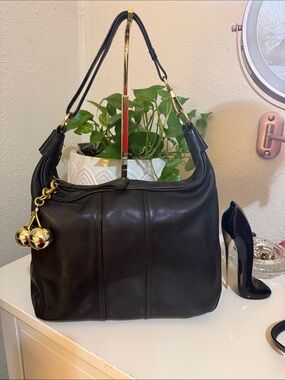 Vintage large Coach Amanda Hobo Shoulder Bag with bottom studs.